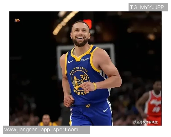 库里盛赞巴特勒训练赛表现出色攻防两端展现统治力