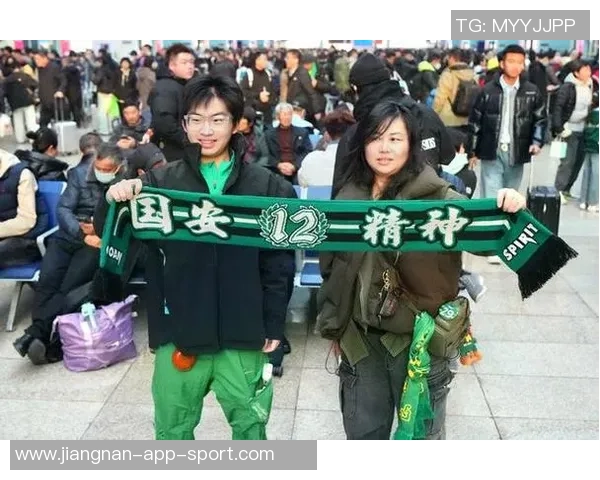 国安球迷热情助阵足协杯期待现场见证球队夺冠铁路出行服务便捷无忧